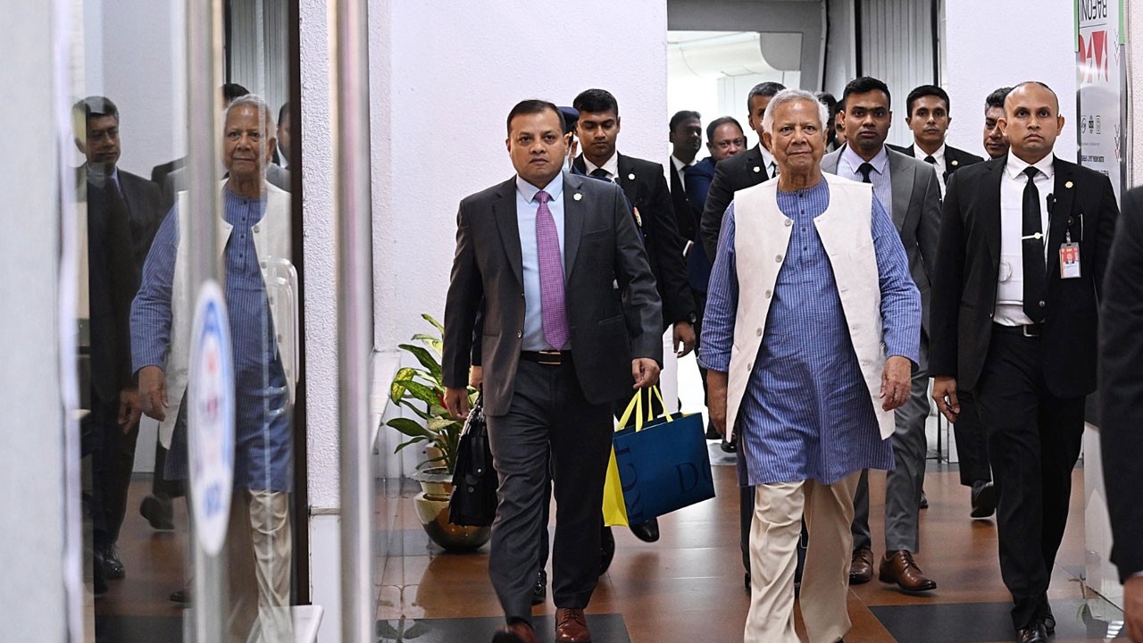 সফর শেষে দেশে ফিরেছেন প্রধান উপদেষ্টা